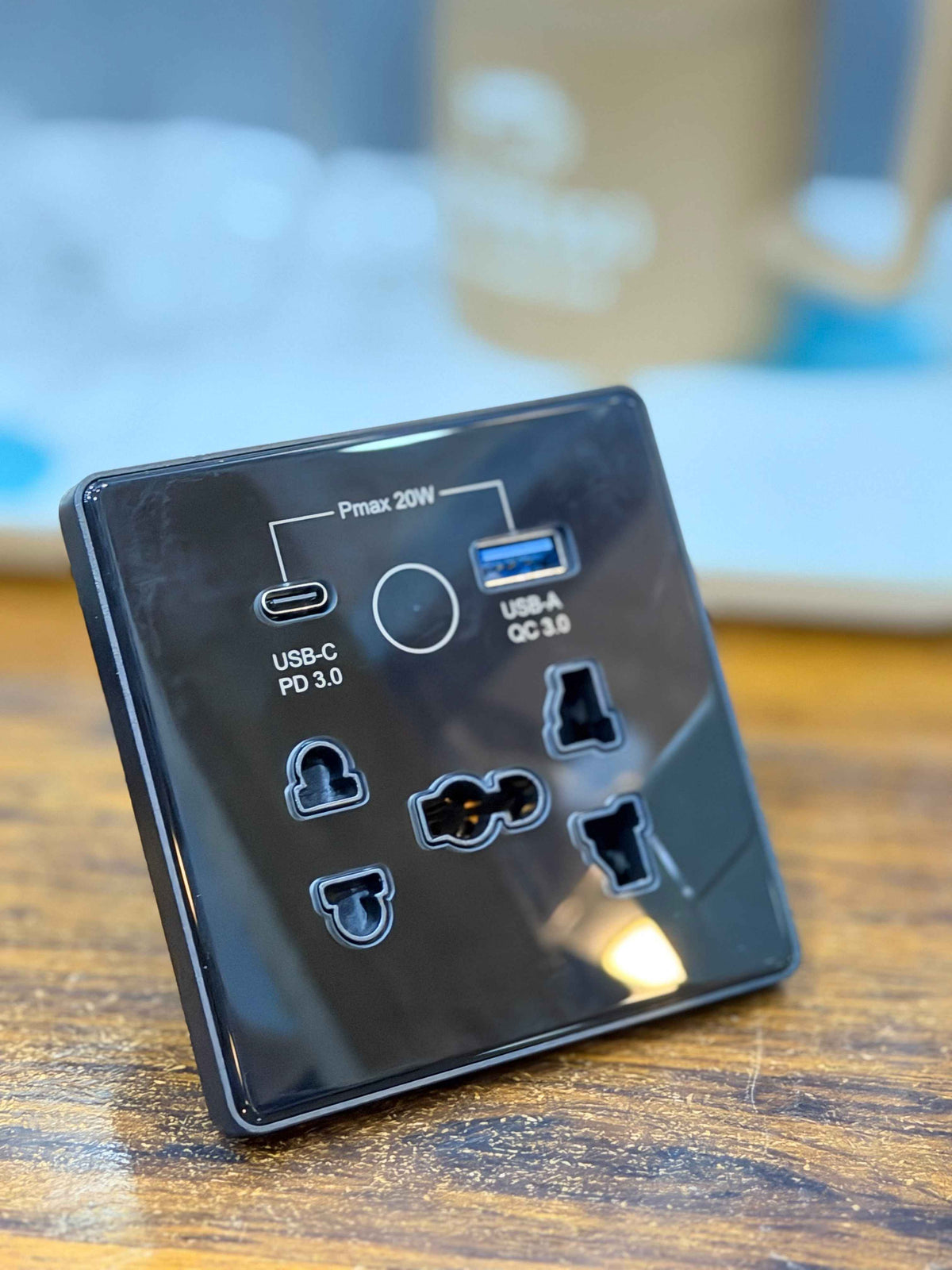 Multi Plug 5-in-1 with USB + Type-C